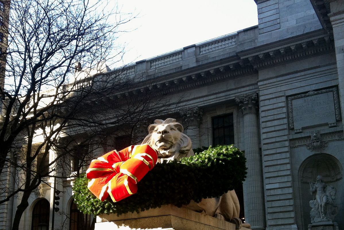 02-1 Patience Stone Lion With Christmas Garland At The Entrance To New York City Public Library Main Branch